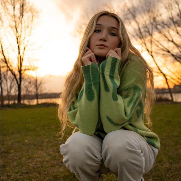 green crewneck - Picture 2 of 3